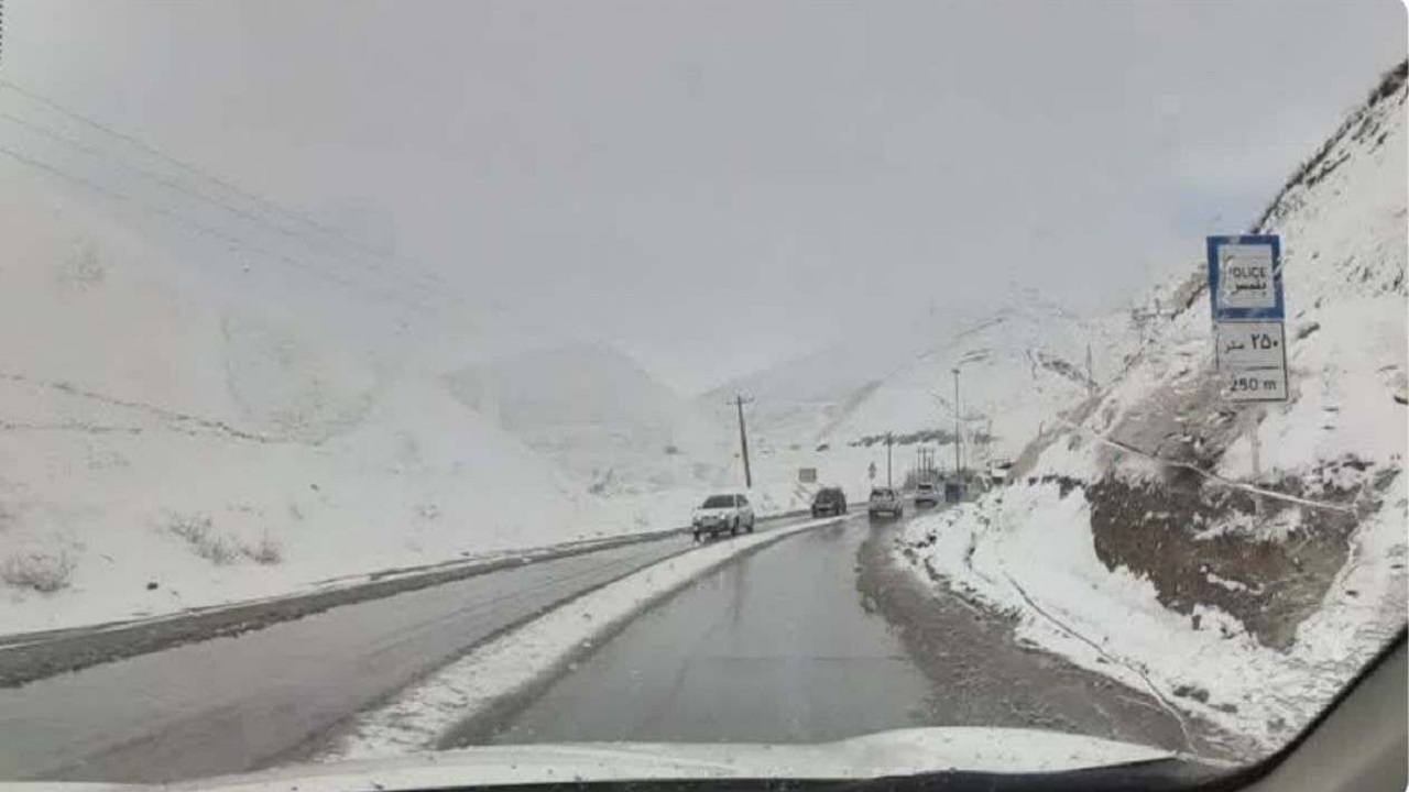 بارش برف در محور نورآباد به نهاوند/ جاده‌های اصلی لرستان باز است