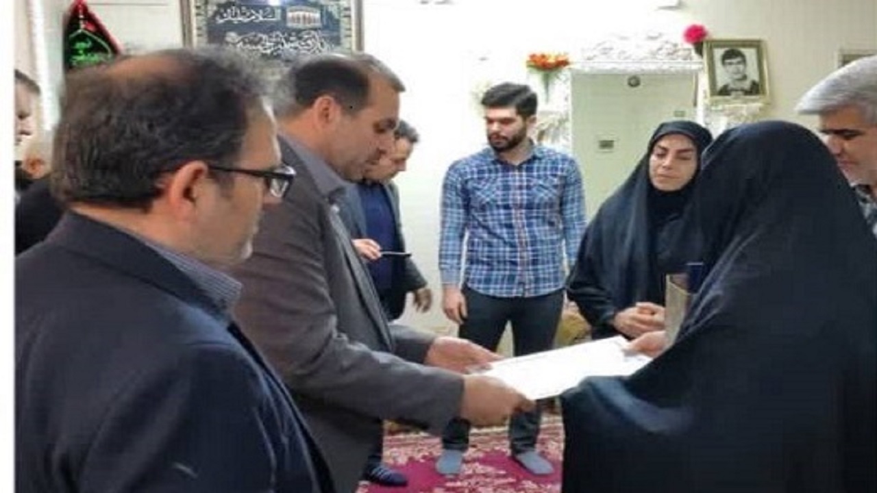 تجلیل از خانواده معظم شهدای قرچک همزمان با ایام الله دهه فجر + تصاویر