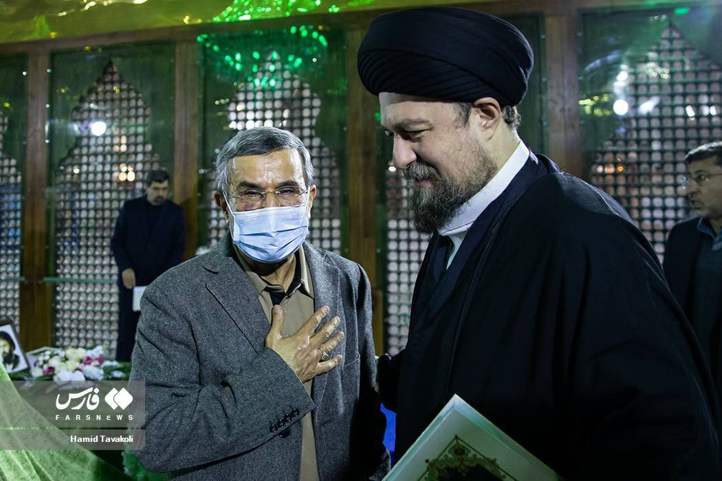 احمدی&zwnj;نژاد با صورت کبود در مرقد امام (ره)