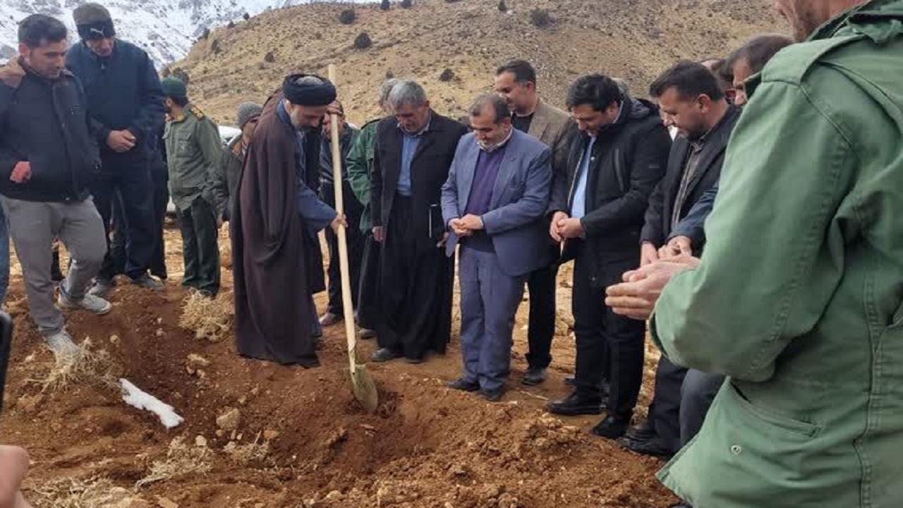 آغاز بذرکاری بادام دیم در اراضی روستای چهارطاق