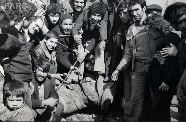 شادی مردم بعد از سرنگون کردن مجسمه شاه شادی مردم بعد از سرنگون کردن مجسمه شاه