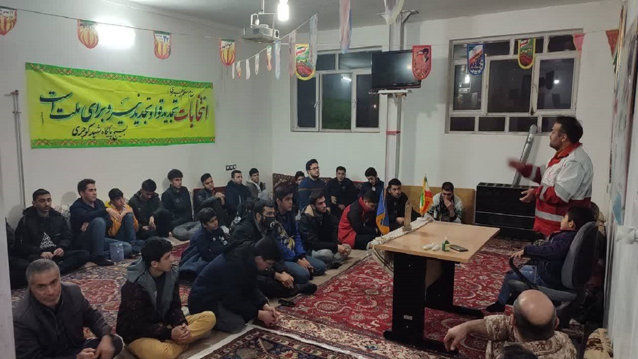تصاویری از برگزاری کلاس آموزشی زلزله توسط هلال احمر در خوی