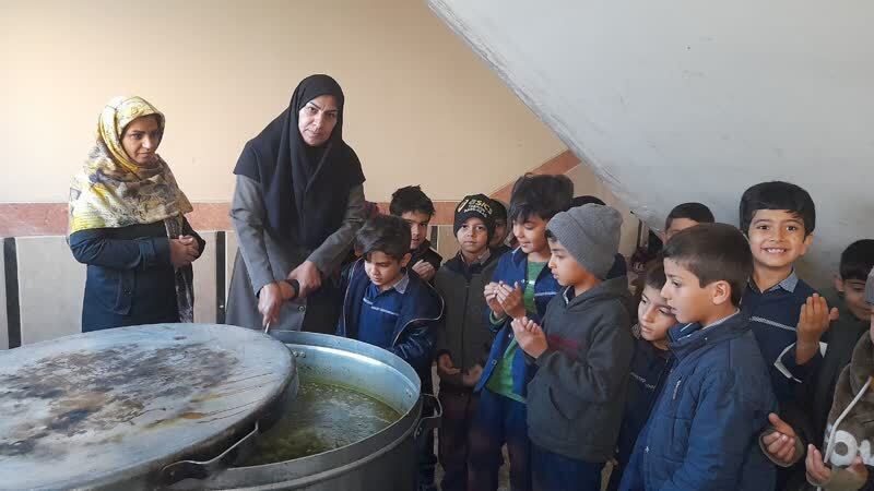 پخت آش نذری توسط دانش آموزان
