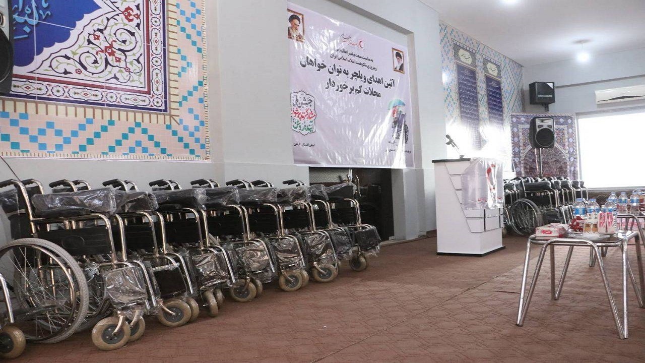 اهدای ۹۰ ویلچر به خانواده های کم برخوردار از سوی هلال احمر گلستان