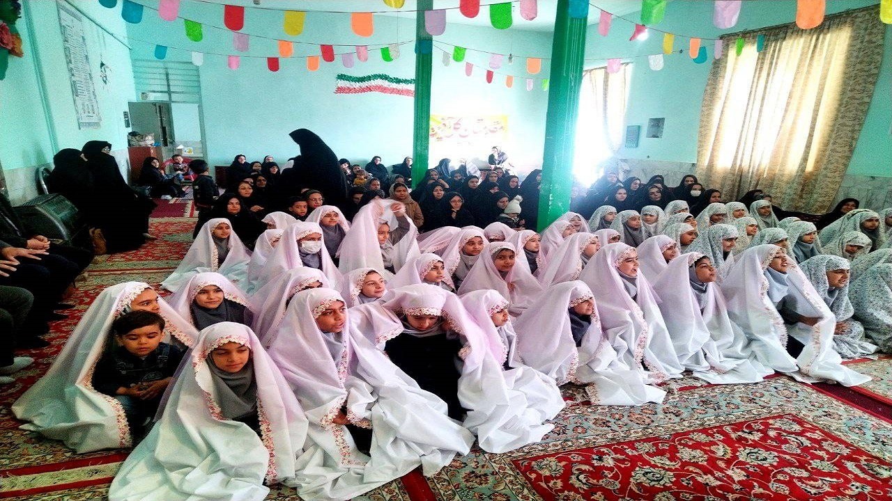 برگزاری جشن بندگی دانش آموزان دختر در انابد + تصاویر