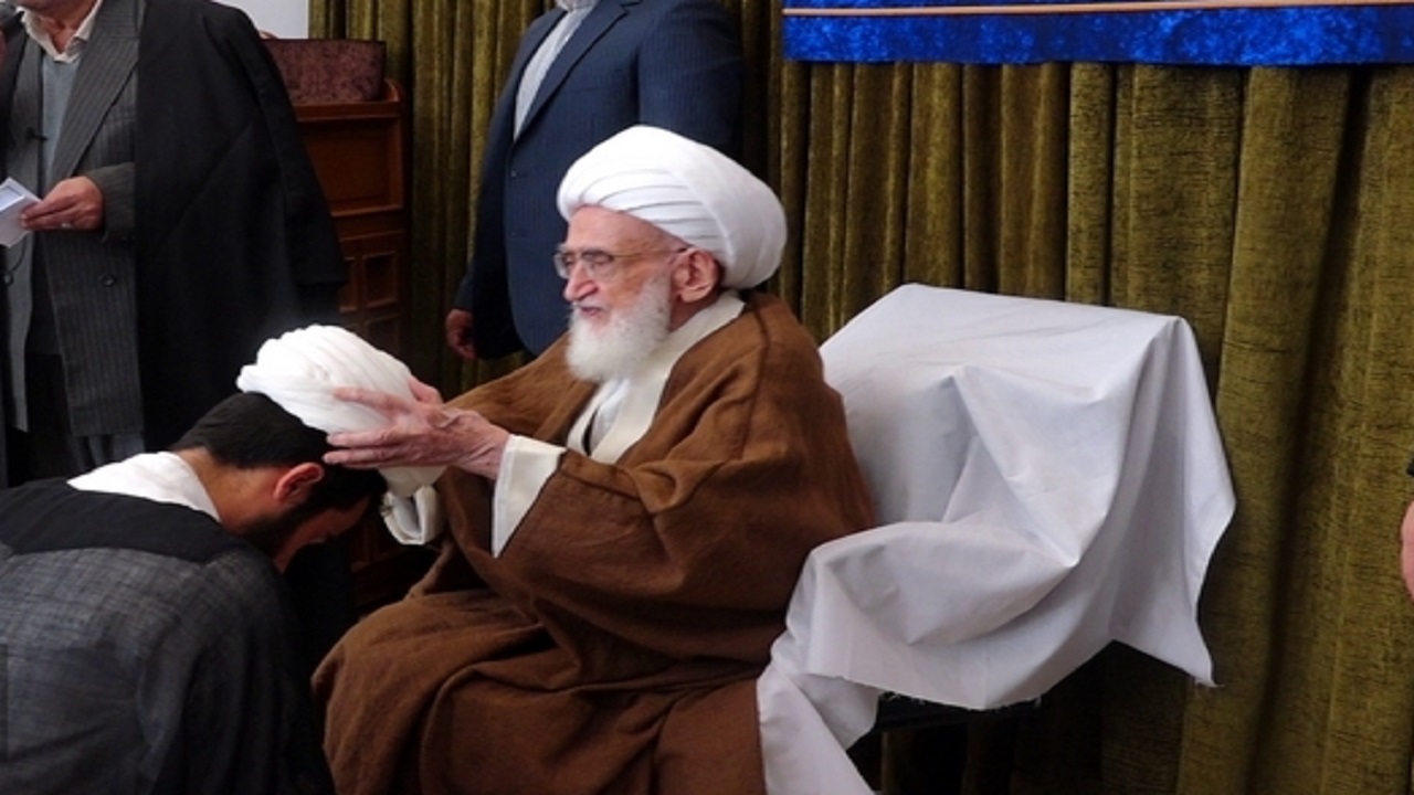 عمامه گذاری طلاب به دست مراجع معظم تقلید