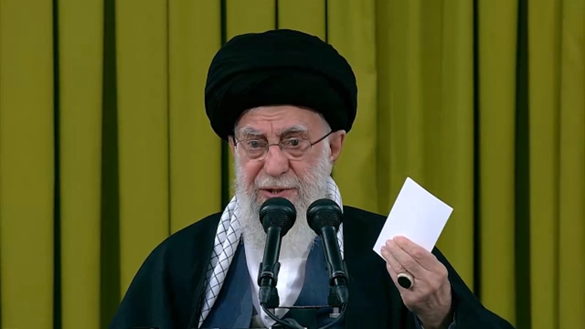 ماجرای دیدار مرحوم ایرج افشار با رهبر انقلاب در کتابخانه شخصی ایشان + فیلم