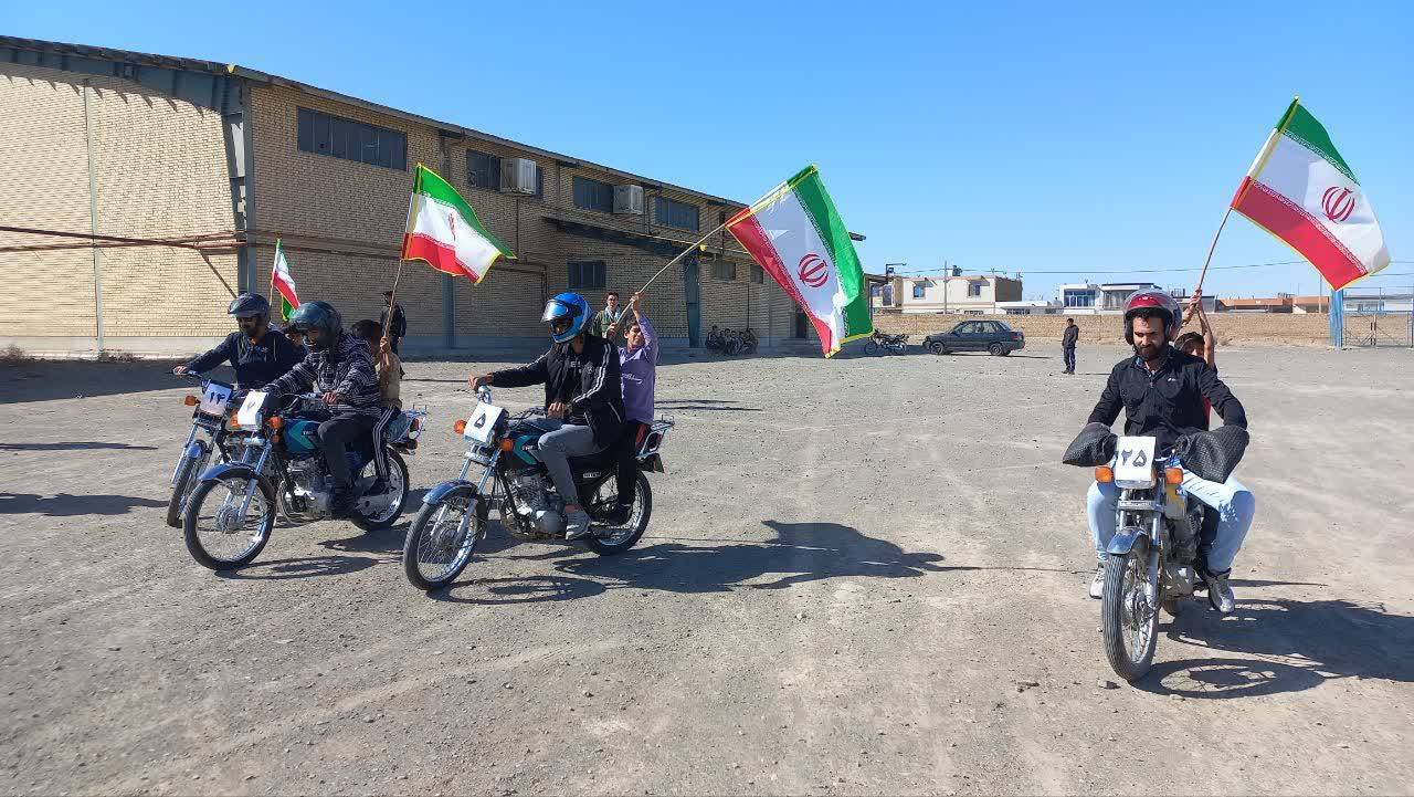 برگزاری مسابقات کندروی موتور سیکلت در صالح آباد