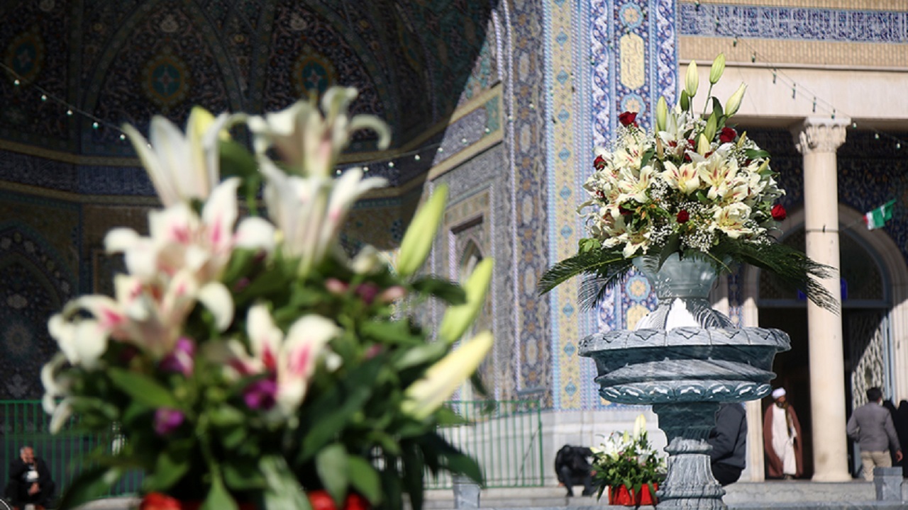 خطبه خوانی خادمان و تعویض گل ضریح مطهر حرم معصومه +فیلم