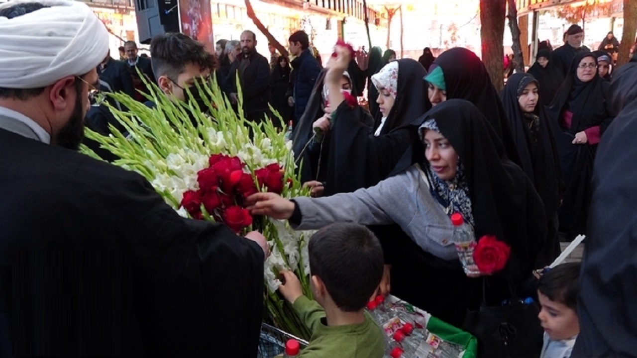 غبارروبی، عطرافشانی و گلباران مزار شهدای استان قم
