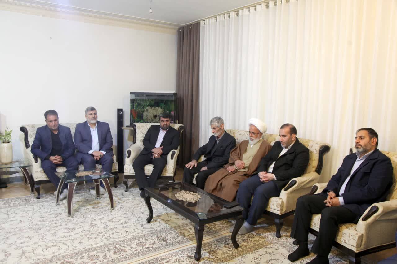 مسئولان شهرستان کرمانشاه در منزل شهید امیدوار