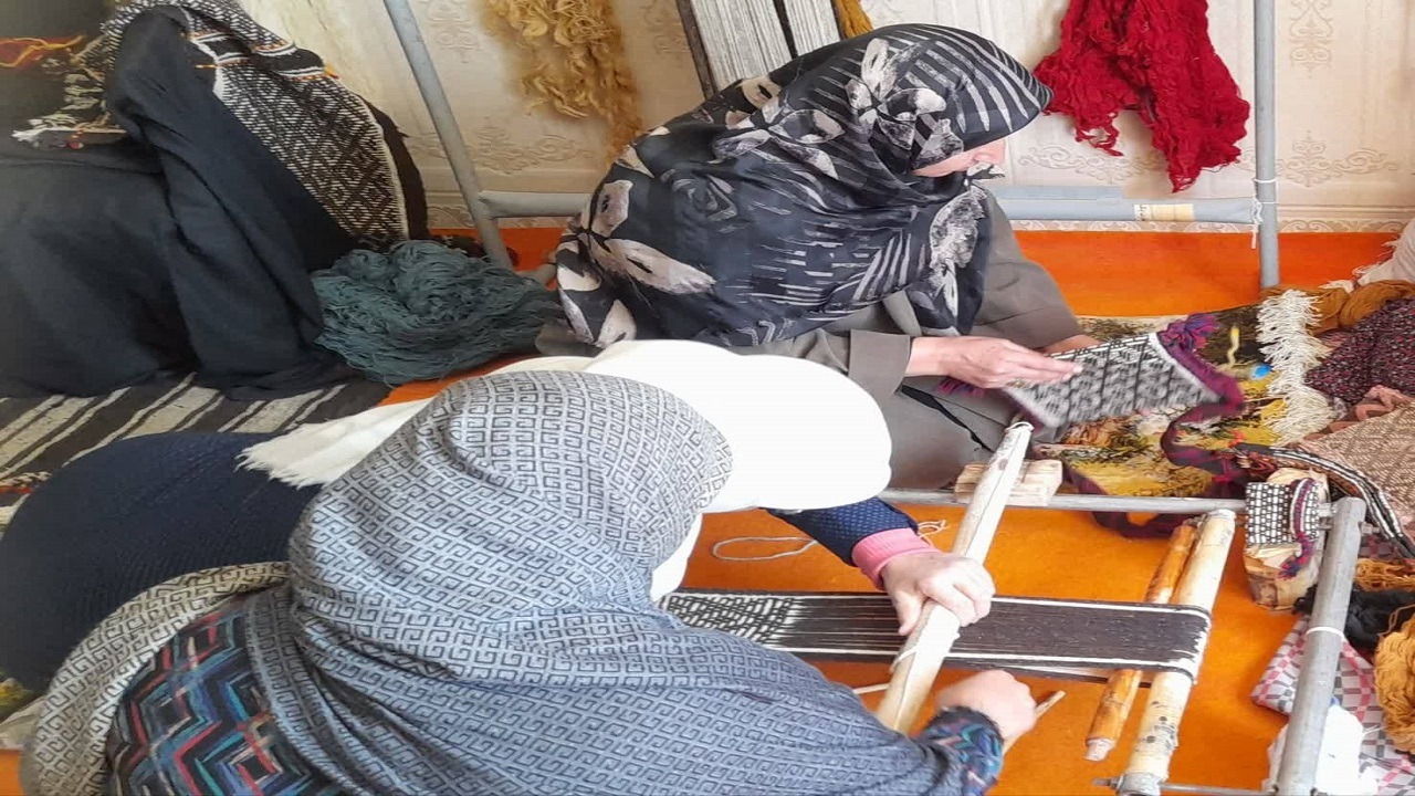 نگاهی به هنر تیرچین بافی روستای سلمان آباد ورامین در قالب تصاویر