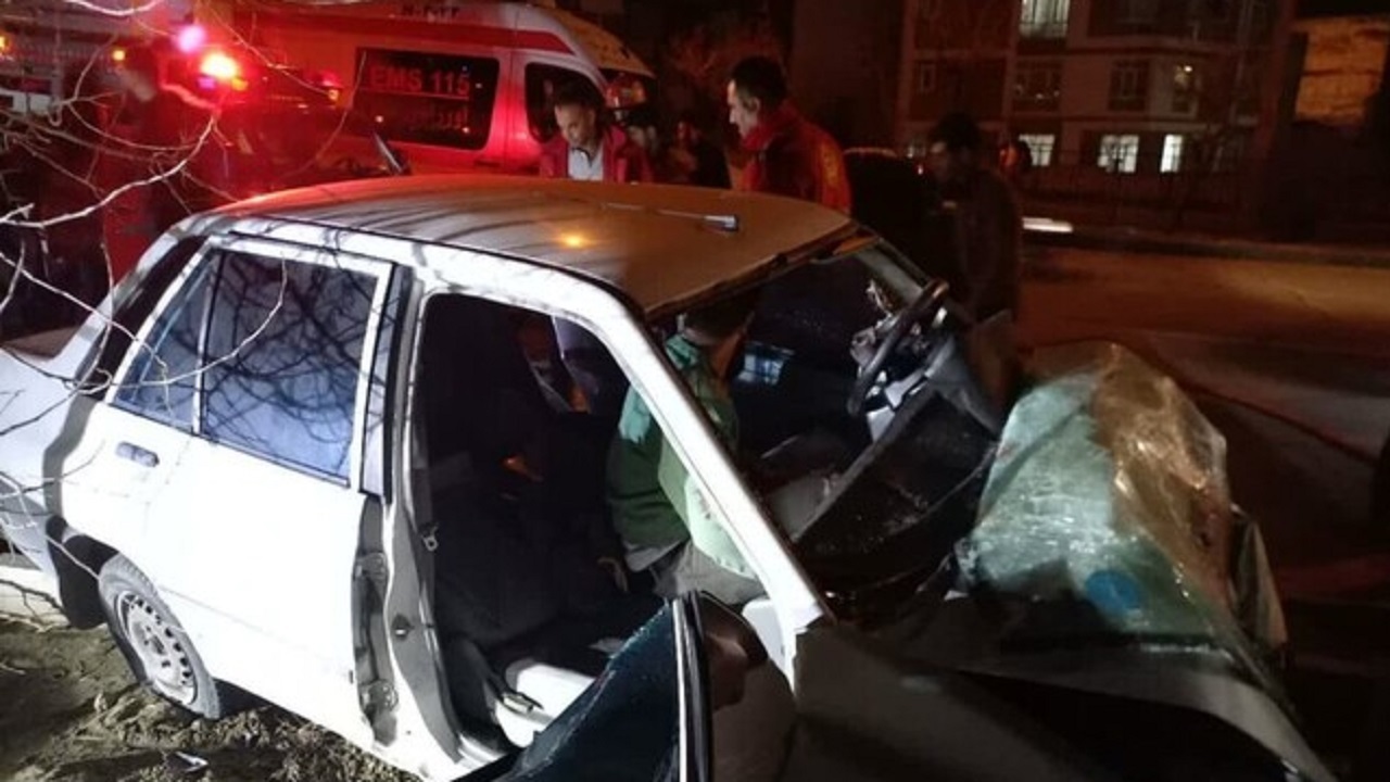 دو مصدوم درپی برخورد پژو با تیر چراغ برق