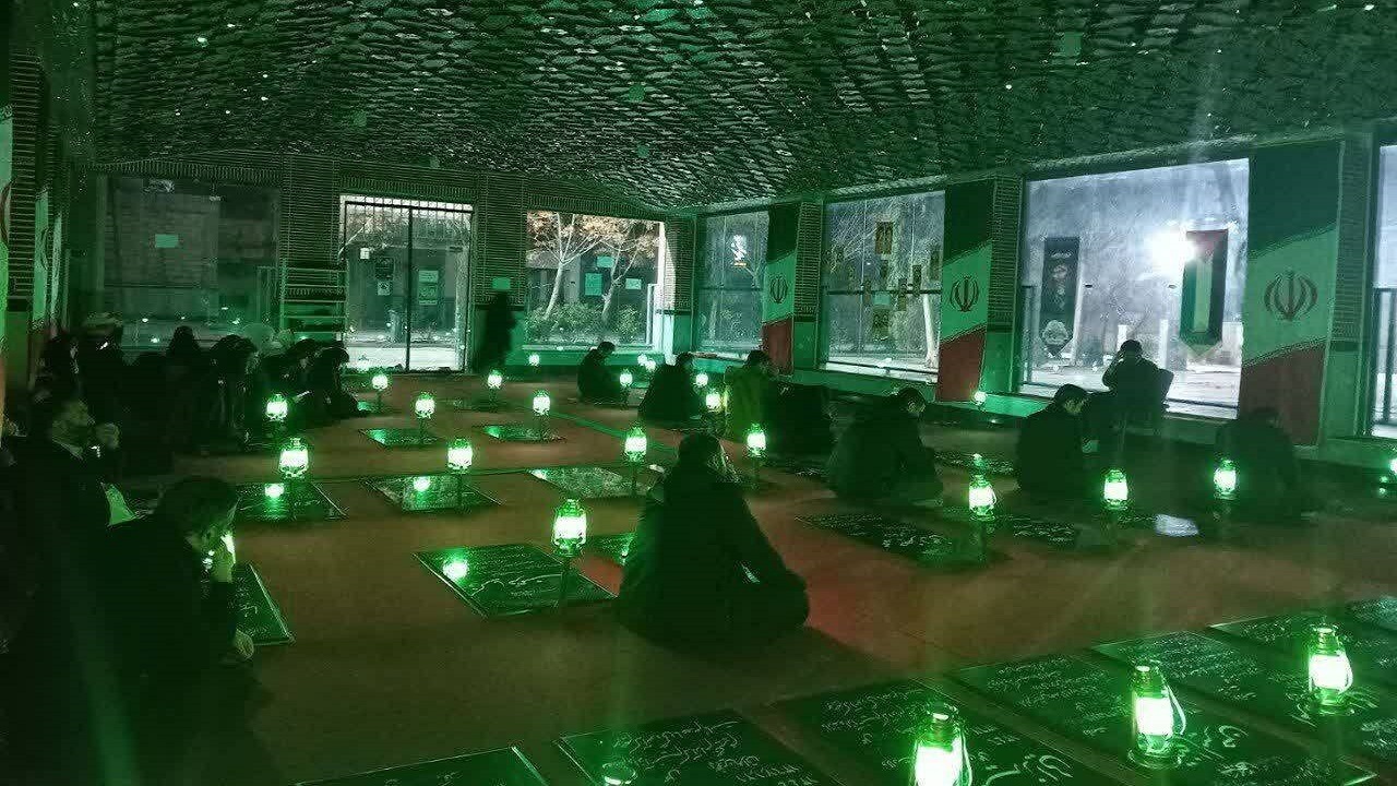 مناجات خوانی خانوادگی در گلزار شهدای ولی آباد قرچک در شب‌های ماه رجب + تصاویر