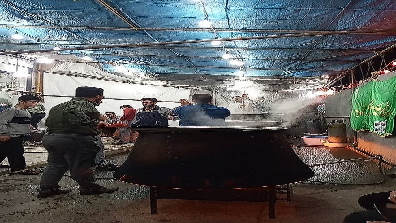 طبخ سمنوی نذری در قم همزمان با مبعث رسول اکرم (ص) + تصاویر