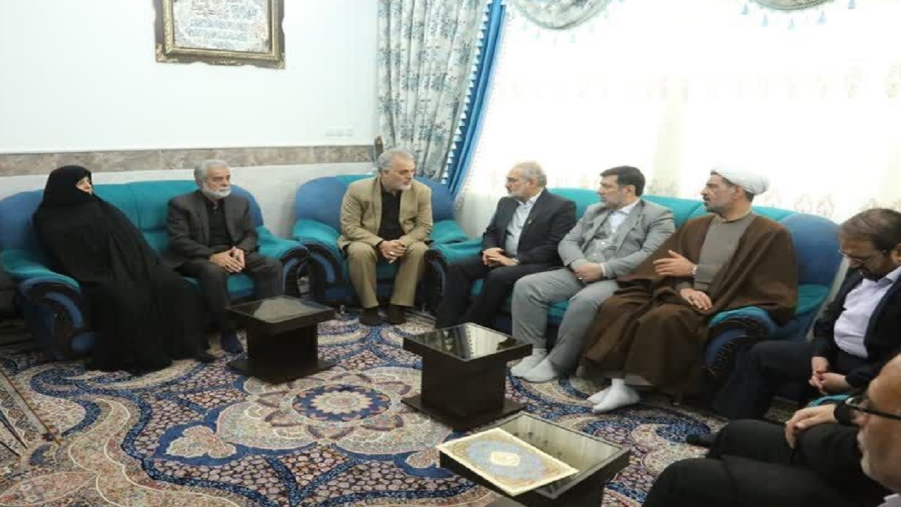 دیدار معاون رئیس جمهور با خانواده دو شهید مدافع حرم در قم