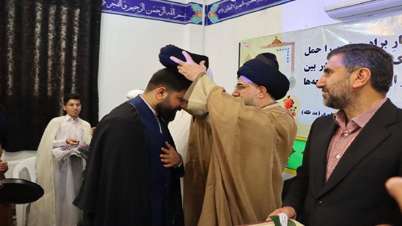 برگزاری مراسم عمامه گذاری طلاب حوزه علمیه لارستان + تصاویر