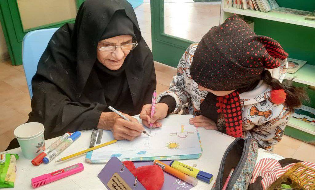 کشیدن نقاشی مادربزرگ با نوه