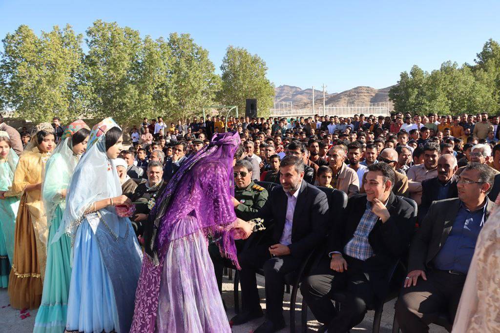 پذیرایی دختران با لباس های محلی