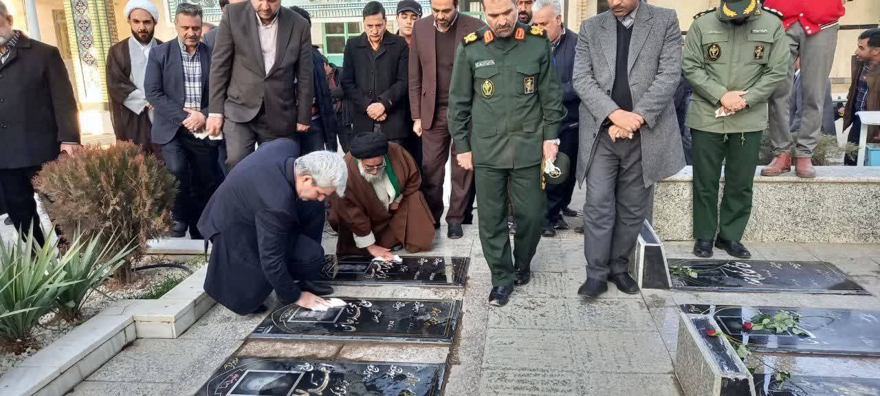 مراسم غبارروبی و عطر افشانی گلزار شهدا همزمان با دهه فجر