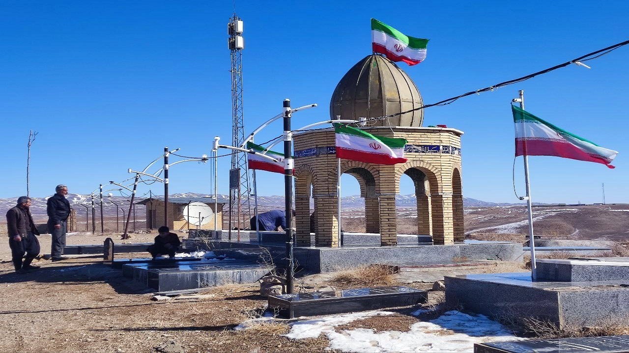 گوشه‌هایی از مراسم تعویض پرچم و گل افشانی گلزار شهدای روستای توآباد + فیلم و تصاویر