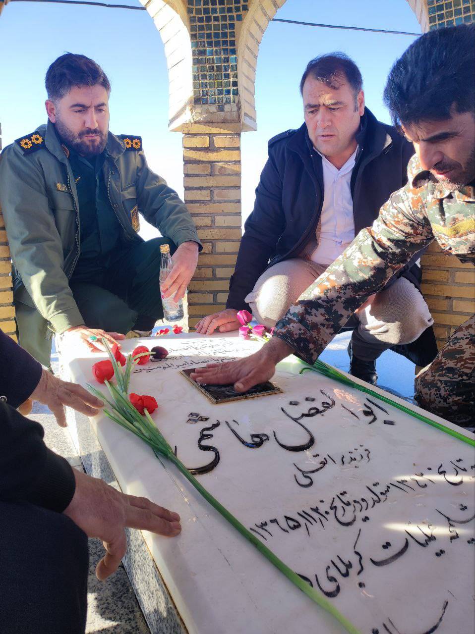 گل افشانی مزار شهید دفاع مقدس