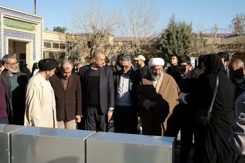 غبارروبی و عطر افشانی مزار گلزار شهدای ماهدشت در بهار انقلاب