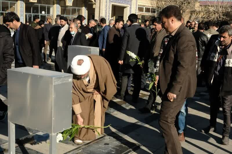 گلباران شدن مزار شهدای ماهدشت در بهار انقلاب