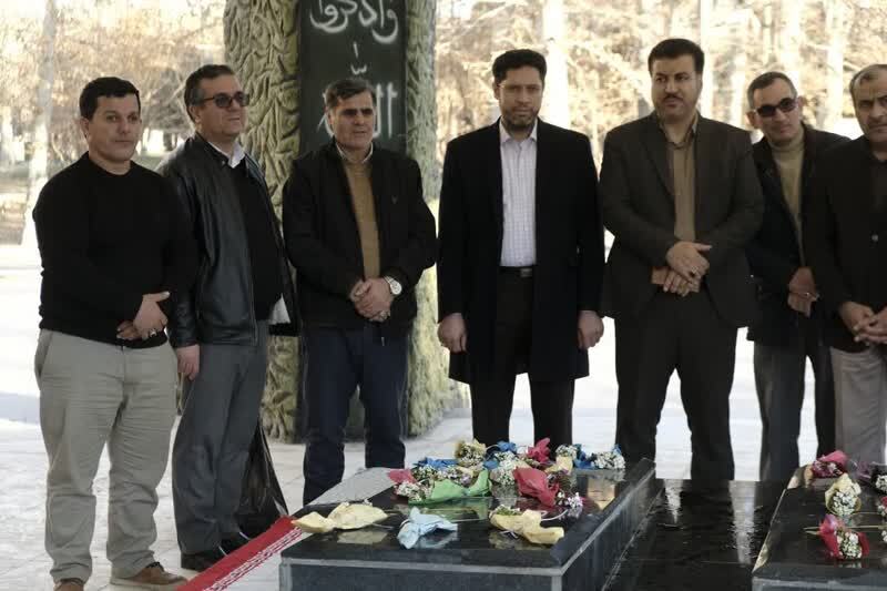 مزار گلزار شهدای ماهدشت در بهار انقلاب غبارروبی شد