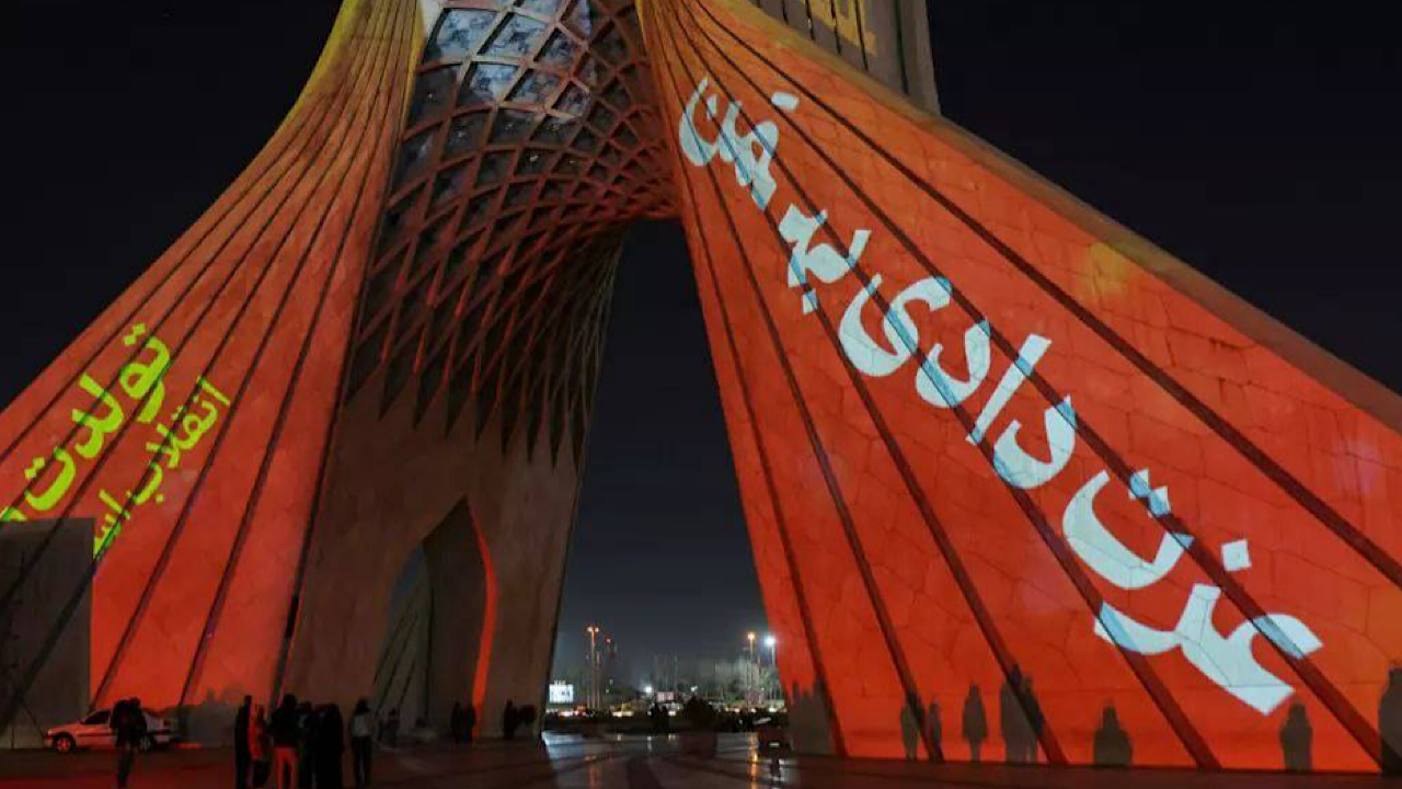 طنین بانگ «الله اکبر» در سراسر کشور همراه با نورافشانی در آسمان