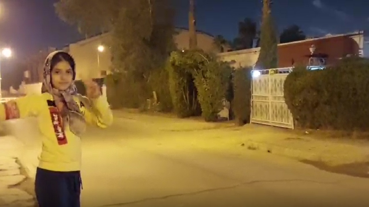 فریاد بانگ الله اکبر دختر آبادانی در شب بهار انقلاب + فیلم