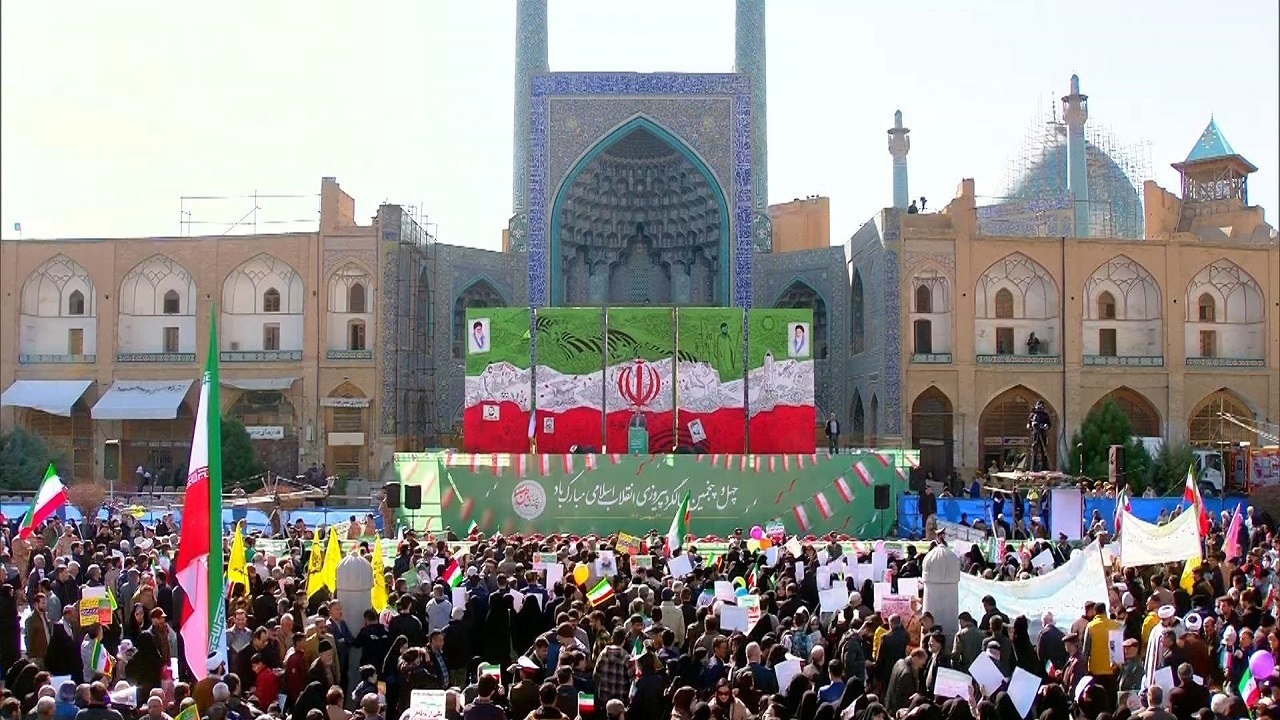 میدان امام اصفهان، میعادگاه دلدادگانِ انقلاب اسلامی + فیلم
