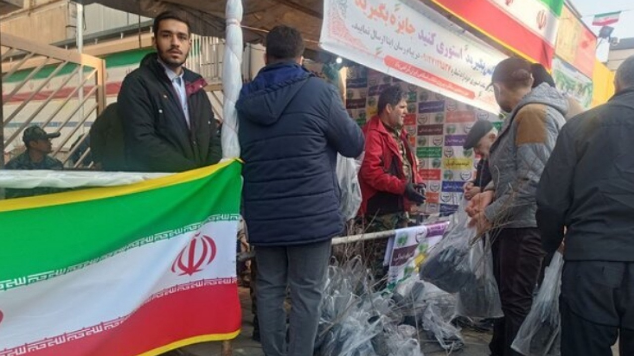 توزیع نهال رایگان در راهپیمایی ۲۲ بهمن