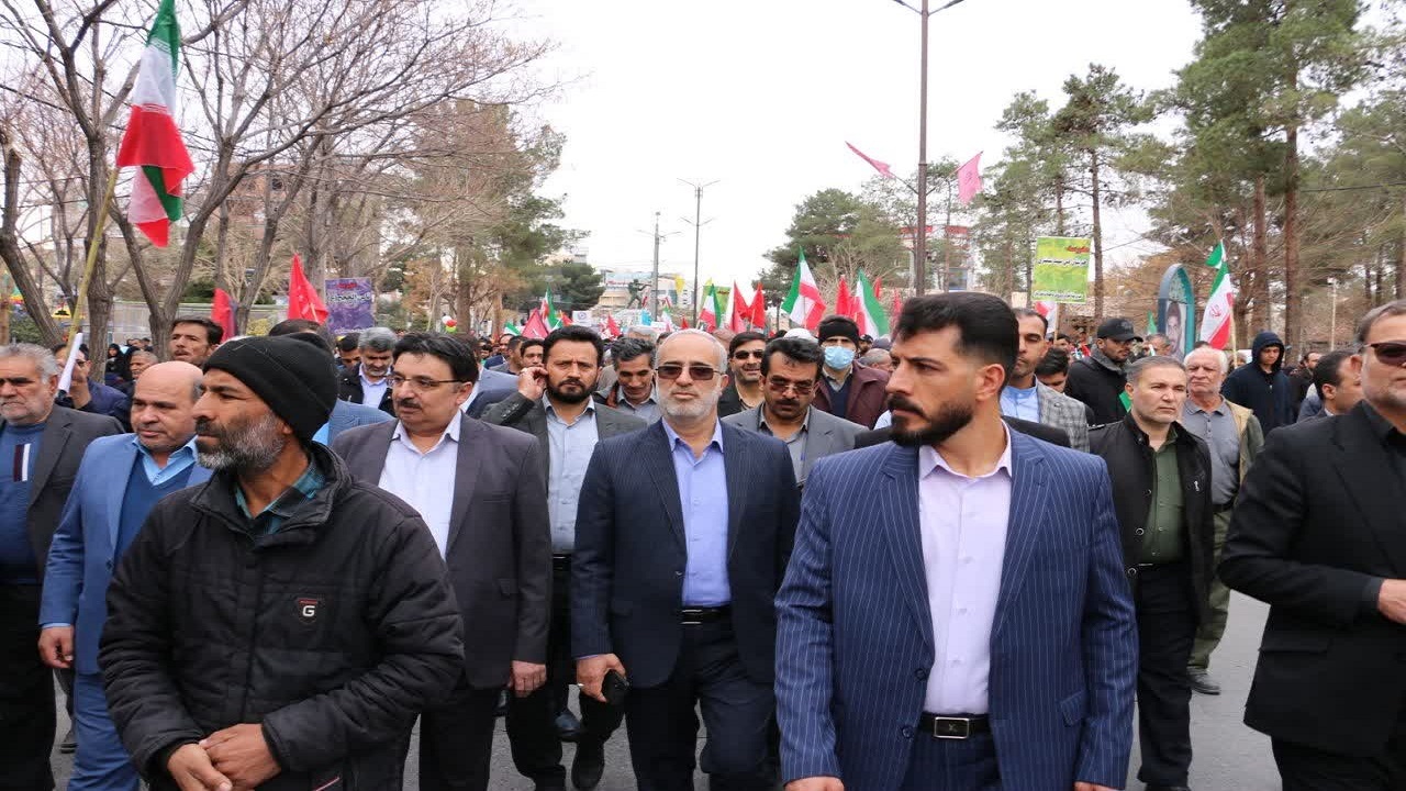 حضور مردم ایستادگی بر آرمان های انقلاب است