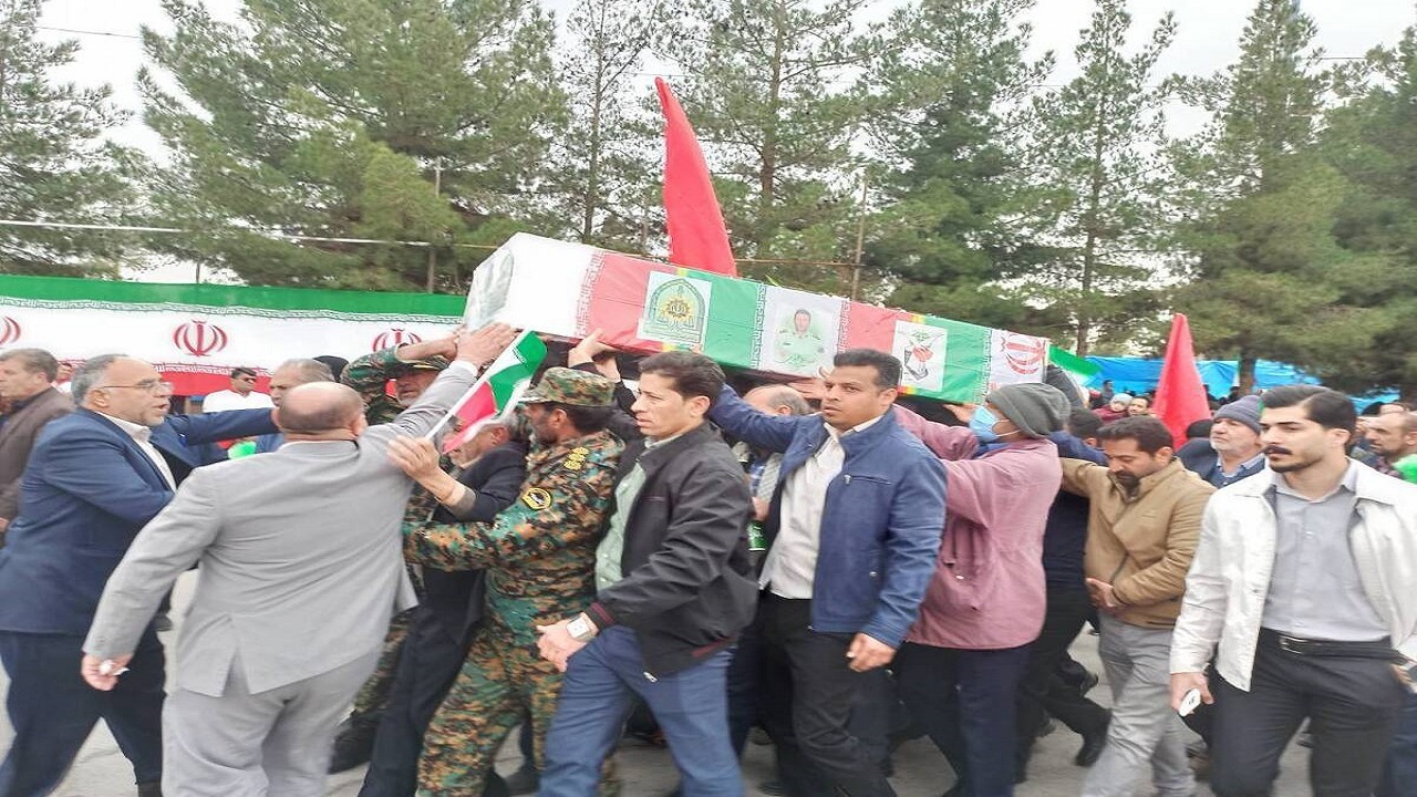 تشییع پیکر شهید حادثه تروریستی کرمان در راهپیمایی ۲۲ بهمن + فیلم