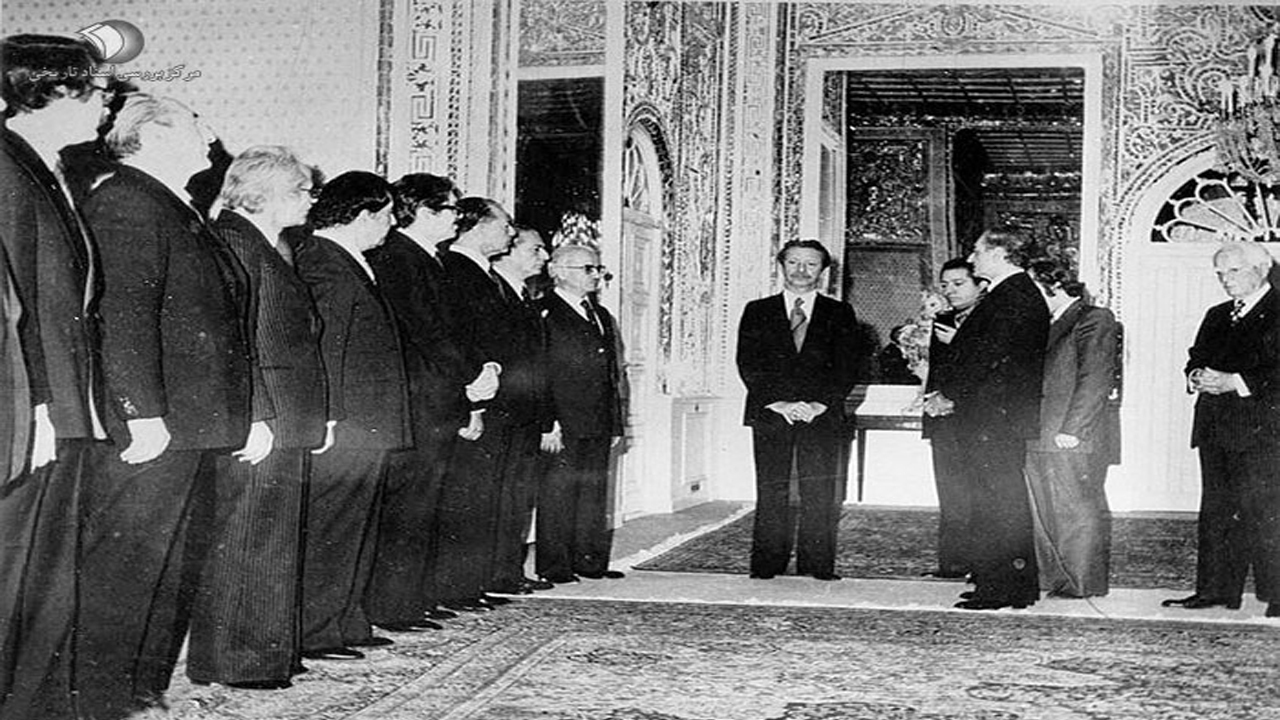 از اعدام به دست انقلابیون تا تبعید، فرار و مرگ در عزلت
