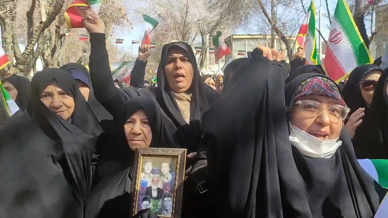 همراهی مردم ولایت مدار مبارکه با مادر شهیدان ضیایی در روز راهپیمایی ۲۲ بهمن