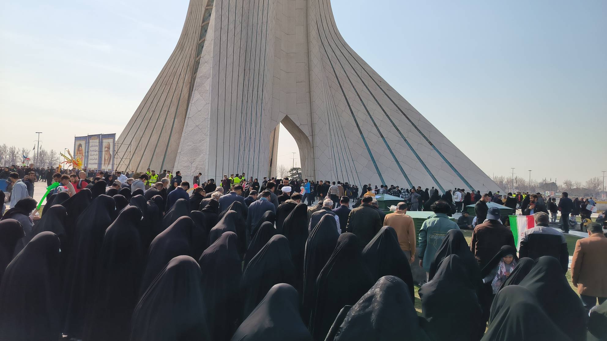 اقامه نماز ظهر در حاشیه جشن 45 سالگی انقلاب + عکس