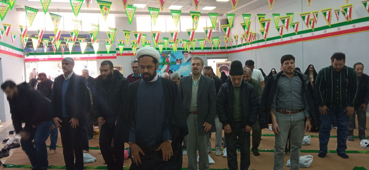 اقامه نماز ظهر در حاشیه جشن 45 سالگی انقلاب + عکس