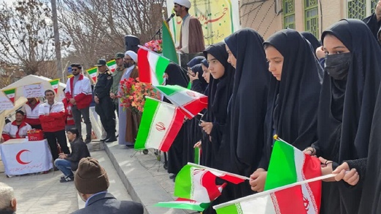 اجرای سرود همگانی مدرسه دخترانه نجمه شهرستان خاتم در راهپیمایی ۲۲ بهمن