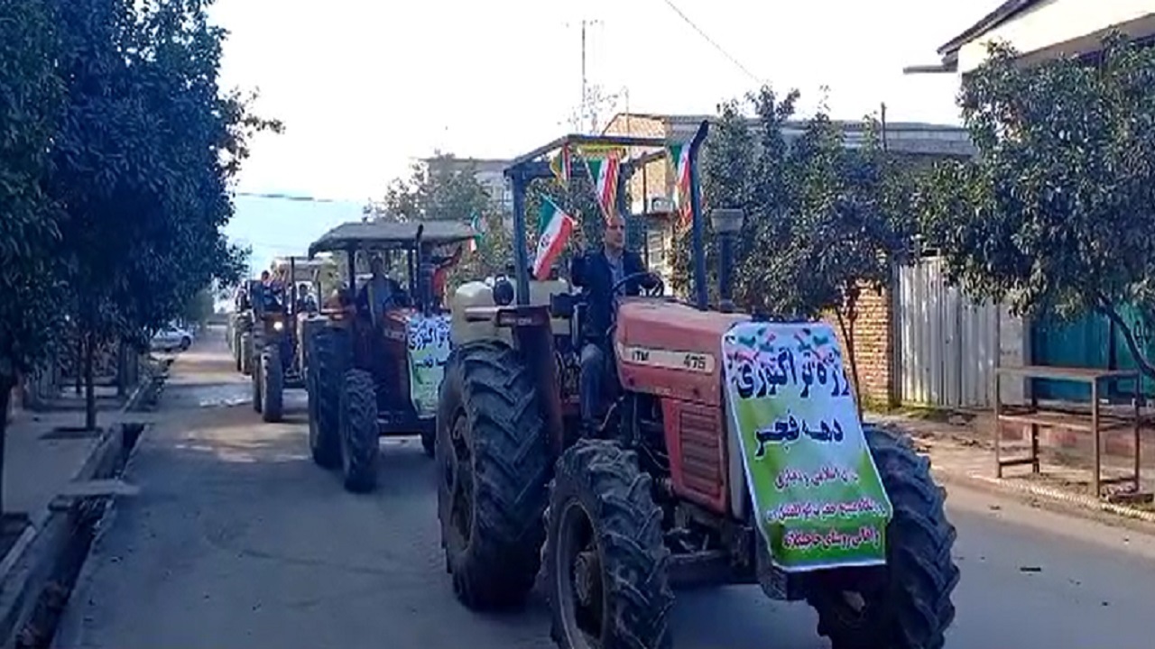 رژه خودرو‌ها و تراکتور‌ها به مناسبت ۲۲ بهمن در روستای حاجی کلاته + فیلم