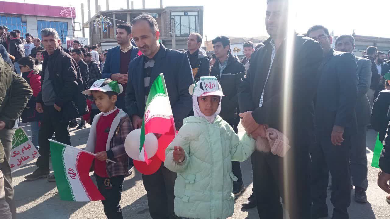 حضور کودکان به همراه والدین در 22 بهمن