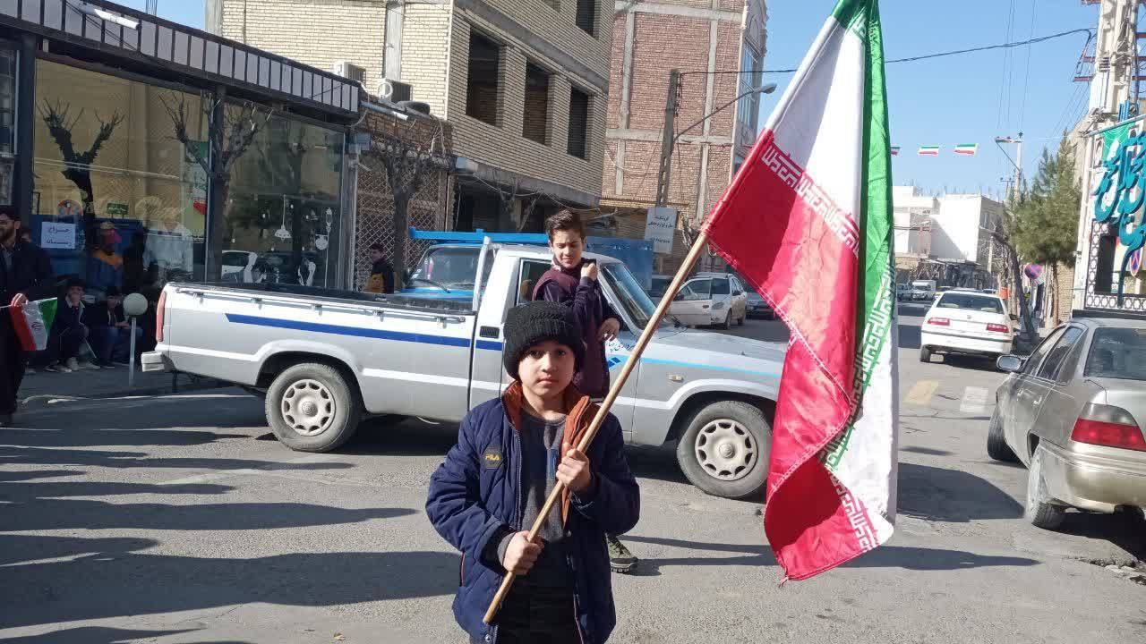 کودکان پرچم به دست