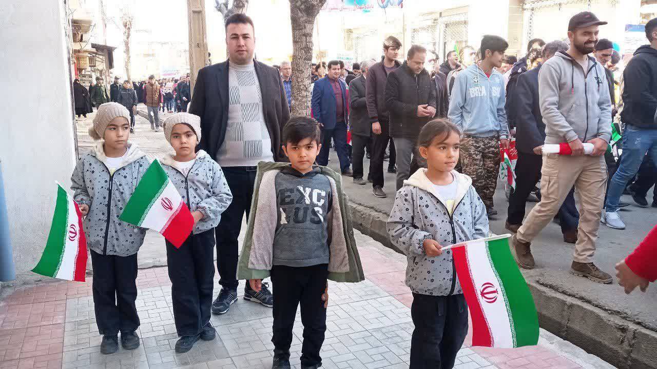 حضور نونهالان در مراسم راهپیمایی