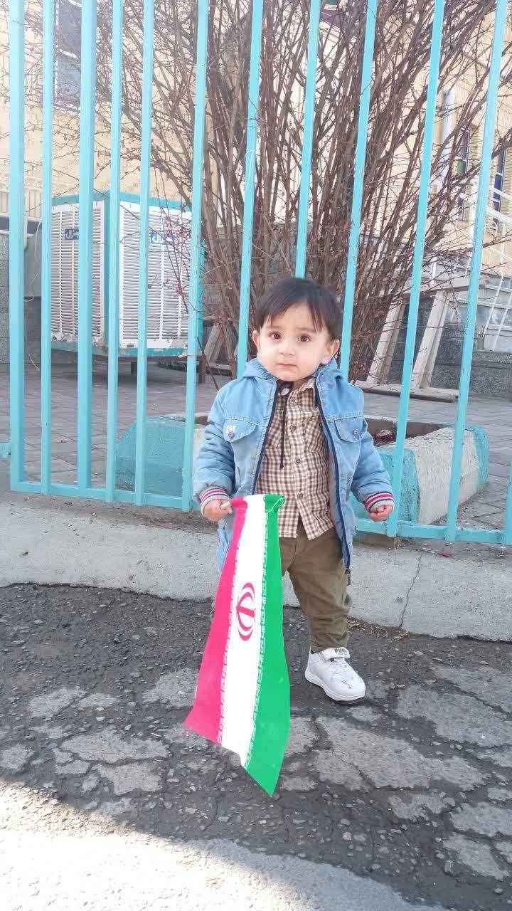 حضور کودکان در راهپیمایی 22 بهمن