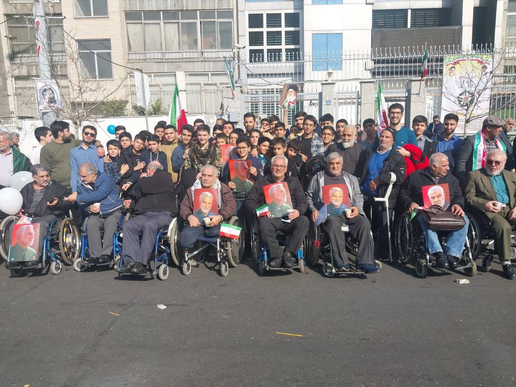 تصویری از جانبازان و ایثارگران در راهپیمایی 22 بهمن 1402