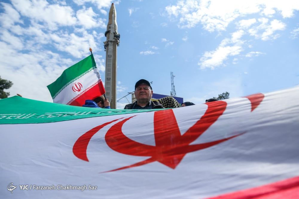 پرچم جمهوری اسلامی ایران در مراسم راه پیمایی22 بهمن 1402