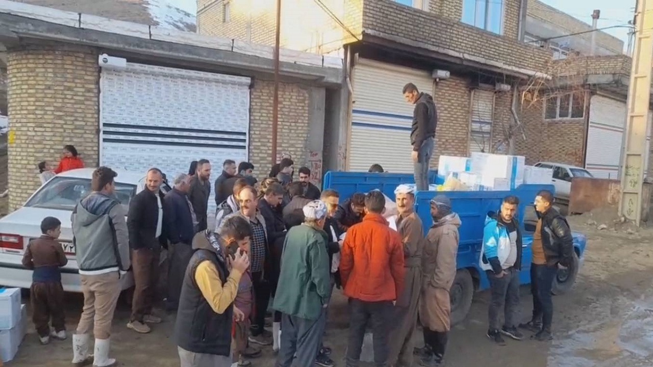 توزیع بسته‌های حمایتی بین اهالی روستای لولکان به مناسبت سالگرد پیروزی انقلاب اسلامی + فیلم