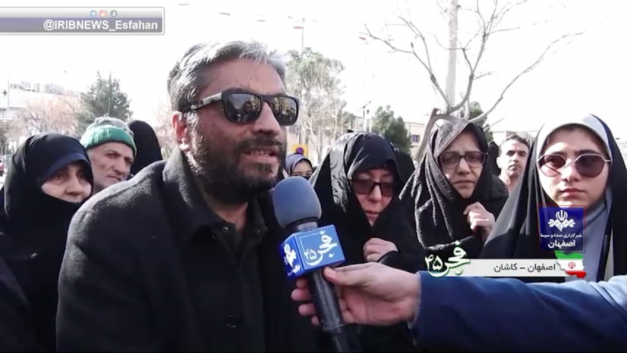 همراهی مردم با جانباز کاشانی در راهپیمایی ۲۲ بهمن