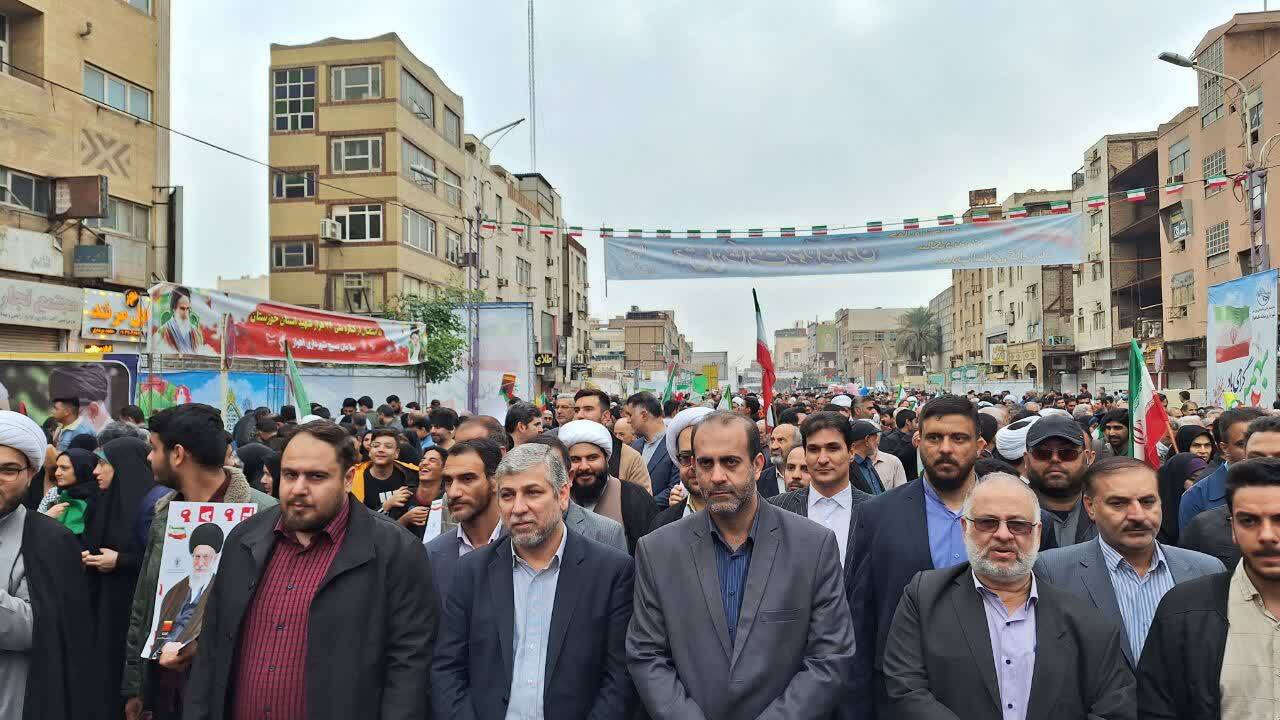 مردم پای آرمان های انقلاب ایستاده اند 